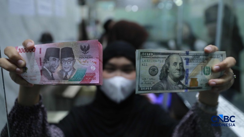 Karyawan menghitung uang pecahan dolar Amerika Serikat (AS) di gerai penukaran mata uang asing, Jakarta, Jumat (24/4/2026). (CNBC Indonesia/Muhammad Sabki)
