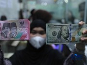 Karyawan menghitung uang pecahan dolar Amerika Serikat (AS) di gerai penukaran mata uang asing, Jakarta, Jumat (24/4/2026). (CNBC Indonesia/Muhammad Sabki)