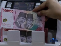 Karyawan menghitung uang pecahan dolar Amerika Serikat (AS) di gerai penukaran mata uang asing, Jakarta, Jumat (24/4/2026). (CNBC Indonesia/Muhammad Sabki)