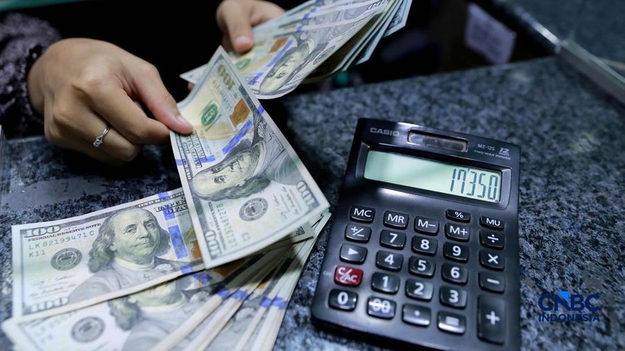 Karyawan menghitung uang pecahan dolar Amerika Serikat (AS) di gerai penukaran mata uang asing, Jakarta, Jumat (24/4/2026). (CNBC Indonesia/Muhammad Sabki)