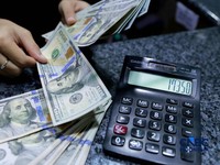 Karyawan menghitung uang pecahan dolar Amerika Serikat (AS) di gerai penukaran mata uang asing, Jakarta, Jumat (24/4/2026). (CNBC Indonesia/Muhammad Sabki)