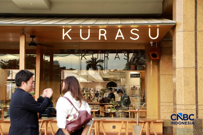 Suasana pre-opening party Kurasu di Metro Department Store Plaza Senayan, Jakarta, Jumat 24/4. ). Kehadiran ini menjadi tonggak baru, mengingat untuk pertama kalinya dalam lebih dari tiga dekade, area tersebut menghadirkan tenant makanan dan minuman (food and beverage/F&amp;B). (CNBC Indonesia/Muhammad Sabki)