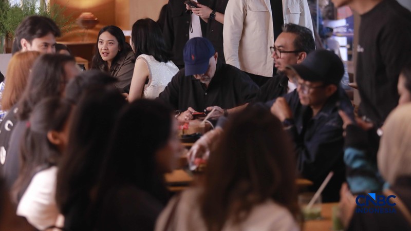 Suasana pre-opening party Kurasu di Metro Department Store Plaza Senayan, Jakarta, Jumat 24/4. ). Kehadiran ini menjadi tonggak baru, mengingat untuk pertama kalinya dalam lebih dari tiga dekade, area tersebut menghadirkan tenant makanan dan minuman (food and beverage/F&amp;B). (CNBC Indonesia/Muhammad Sabki)