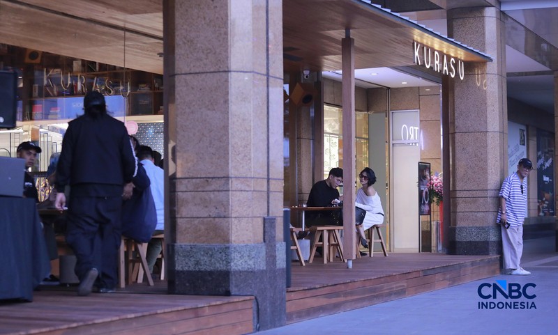 Suasana pre-opening party Kurasu di Metro Department Store Plaza Senayan, Jakarta, Jumat 24/4. ). Kehadiran ini menjadi tonggak baru, mengingat untuk pertama kalinya dalam lebih dari tiga dekade, area tersebut menghadirkan tenant makanan dan minuman (food and beverage/F&amp;B). (CNBC Indonesia/Muhammad Sabki)
