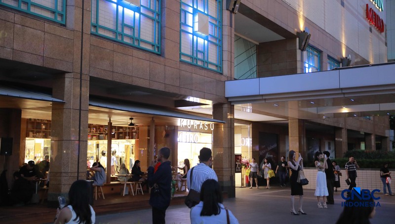Suasana pre-opening party Kurasu di Metro Department Store Plaza Senayan, Jakarta, Jumat 24/4. ). Kehadiran ini menjadi tonggak baru, mengingat untuk pertama kalinya dalam lebih dari tiga dekade, area tersebut menghadirkan tenant makanan dan minuman (food and beverage/F&amp;B). (CNBC Indonesia/Muhammad Sabki)