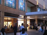 Suasana pre-opening party Kurasu di Metro Department Store Plaza Senayan, Jakarta, Jumat 24/4. ). Kehadiran ini menjadi tonggak baru, mengingat untuk pertama kalinya dalam lebih dari tiga dekade, area tersebut menghadirkan tenant makanan dan minuman