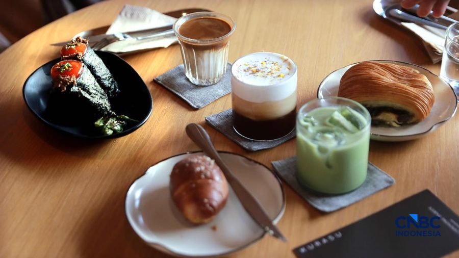 Kurasu menghadirkan beragam pilihan minuman, mulai dari hand drip coffee, espresso klasik seperti black dan white, hingga minuman berbasis susu seperti dirty latte dan mocha. Selain itu, tersedia juga menu artisanal matcha, termasuk matcha latte sert