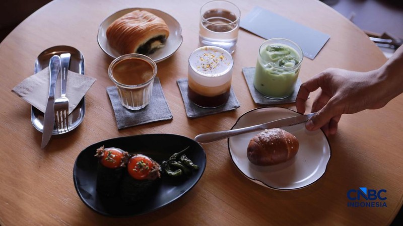 Kurasu menghadirkan beragam pilihan minuman, mulai dari hand drip coffee, espresso klasik seperti black dan white, hingga minuman berbasis susu seperti dirty latte dan mocha. Selain itu, tersedia juga menu artisanal matcha, termasuk matcha latte sert