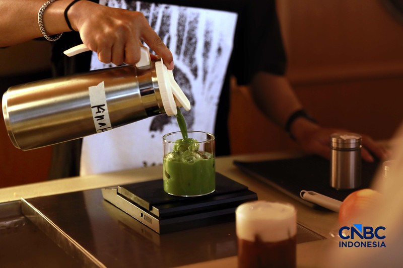 Suasana pre-opening party Kurasu di Metro Department Store Plaza Senayan, Jakarta, Jumat 24/4. ). Kehadiran ini menjadi tonggak baru, mengingat untuk pertama kalinya dalam lebih dari tiga dekade, area tersebut menghadirkan tenant makanan dan minuman (food and beverage/F&amp;B). (CNBC Indonesia/Muhammad Sabki)