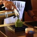 Kurasu menghadirkan beragam pilihan minuman, mulai dari hand drip coffee, espresso klasik seperti black dan white, hingga minuman berbasis susu seperti dirty latte dan mocha. Selain itu, tersedia juga menu artisanal matcha, termasuk matcha latte sert