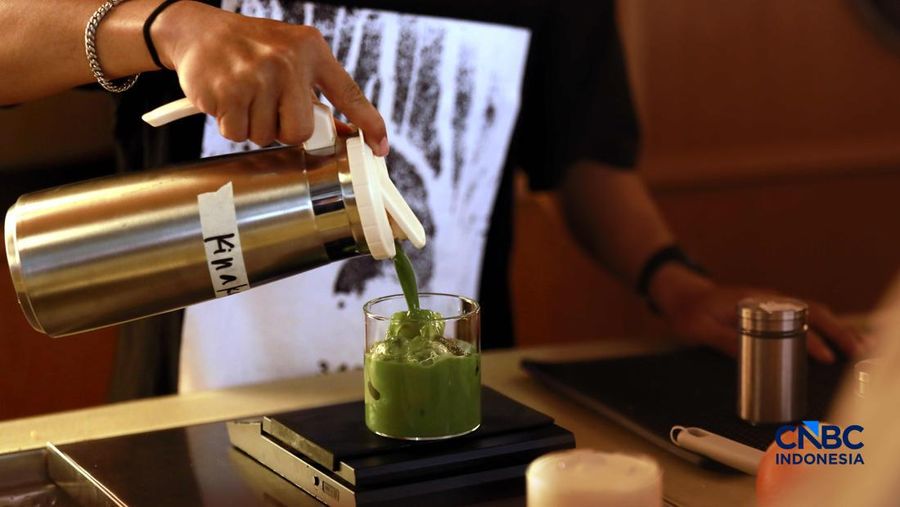 Kurasu menghadirkan beragam pilihan minuman, mulai dari hand drip coffee, espresso klasik seperti black dan white, hingga minuman berbasis susu seperti dirty latte dan mocha. Selain itu, tersedia juga menu artisanal matcha, termasuk matcha latte sert