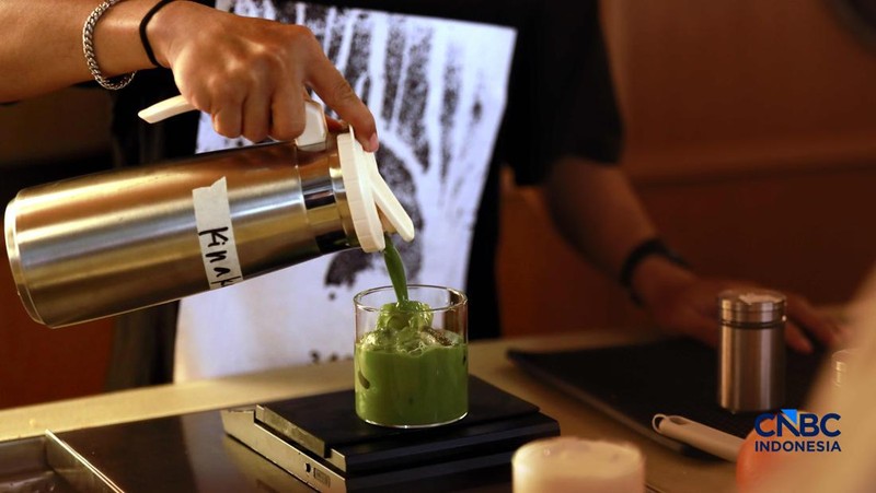 Kurasu menghadirkan beragam pilihan minuman, mulai dari hand drip coffee, espresso klasik seperti black dan white, hingga minuman berbasis susu seperti dirty latte dan mocha. Selain itu, tersedia juga menu artisanal matcha, termasuk matcha latte sert