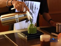 Kurasu menghadirkan beragam pilihan minuman, mulai dari hand drip coffee, espresso klasik seperti black dan white, hingga minuman berbasis susu seperti dirty latte dan mocha. Selain itu, tersedia juga menu artisanal matcha, termasuk matcha latte sert
