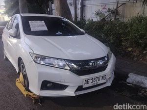 Dishub Gembok Mobil Parkir Liar di RSSA Malang, Siap-siap Denda Rp 500 Ribu