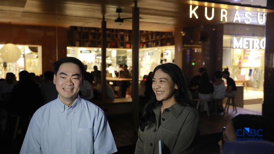 Managing Partner Kurasu, Hadi Ismanto, dan CEO Trans Digital Lifestyle Group Putri Tanjung dalam acara  pre-opening party di Metro Department Store Plaza Senayan, Jakarta, Jumat 24/4. (CNBC Indonesia/Muhammad Sabki)