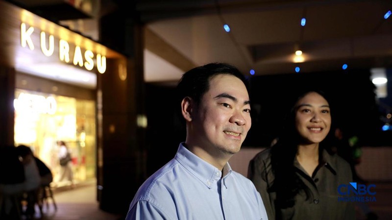 Managing Partner Kurasu, Hadi Ismanto, dan CEO Trans Digital Lifestyle Group Putri Tanjung dalam acara  pre-opening party di Metro Department Store Plaza Senayan, Jakarta, Jumat 24/4. (CNBC Indonesia/Muhammad Sabki)