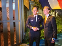 Menteri Koordinator Bidang Infrastruktur dan Pembangunan Kewilayahan Agus Harimurti Yudhoyono (AHY) dan Duta Besar Belanda untuk RI Marc Gerritsen dalam perayaan tahunan King’s Day (Koningsdag) di Kompleks Kedutaan Besar Belanda di Jakarta Selatan,