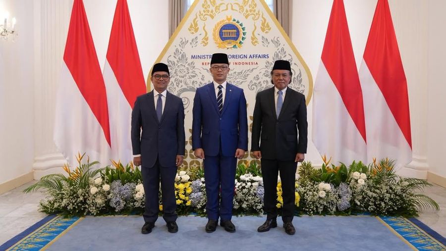 Menteri Luar Negeri Sugino mengangkat dua Staf Khusus Menteri Luar Negeri di Jakarta, Jumat (24/4/2026). (Tangkapan layar Instagram @sugiono)