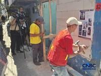 Menteri Perumahan dan Kawasan Permukiman (PKP) Maruarar Sirait saat meninjau renovasi rumah, di Jakarta, Jumat (24/4/2026). (CNBC Indonesia/Chandra Dwi Pranata)