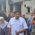 Menteri Perumahan dan Kawasan Permukiman (PKP) Maruarar Sirait saat meninjau renovasi rumah, di Jakarta, Jumat (24/4/2026). (CNBC Indonesia/Chandra Dwi Pranata)