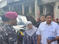 Menteri Perumahan dan Kawasan Permukiman (PKP) Maruarar Sirait saat meninjau renovasi rumah, di Jakarta, Jumat (24/4/2026). (CNBC Indonesia/Chandra Dwi Pranata)