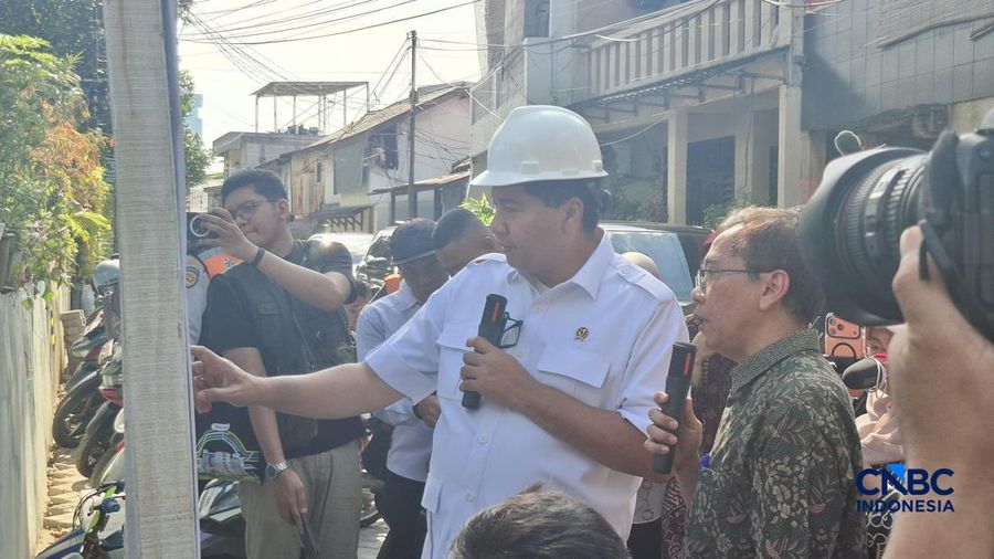 Menteri Perumahan dan Kawasan Permukiman (PKP) Maruarar Sirait saat meninjau renovasi rumah, di Jakarta, Jumat (24/4/2026). (CNBC Indonesia/Chandra Dwi Pranata)