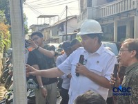 Menteri Perumahan dan Kawasan Permukiman (PKP) Maruarar Sirait saat meninjau renovasi rumah, di Jakarta, Jumat (24/4/2026). (CNBC Indonesia/Chandra Dwi Pranata)