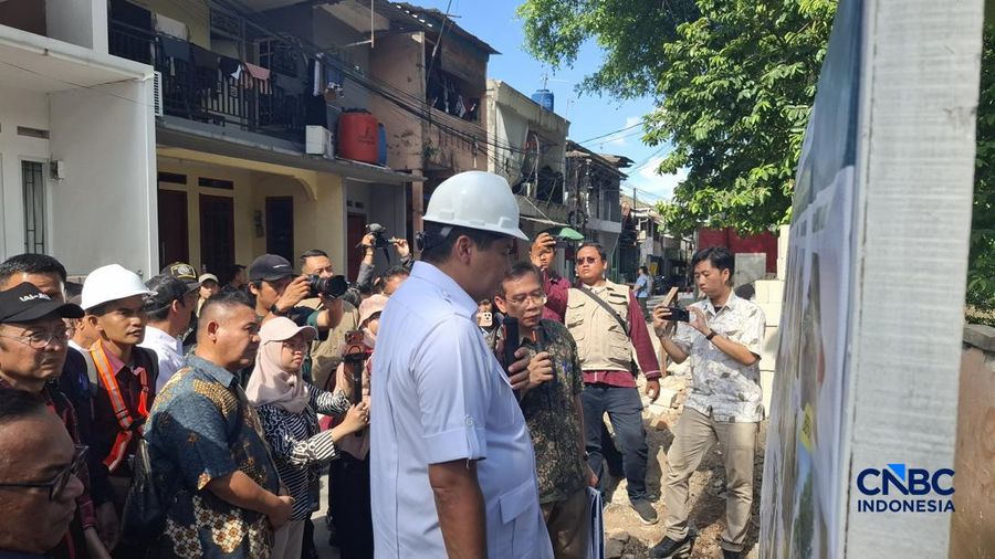 Menteri Perumahan dan Kawasan Permukiman (PKP) Maruarar Sirait saat meninjau renovasi rumah, di Jakarta, Jumat (24/4/2026). (CNBC Indonesia/Chandra Dwi Pranata)