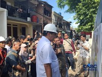 Menteri Perumahan dan Kawasan Permukiman (PKP) Maruarar Sirait saat meninjau renovasi rumah, di Jakarta, Jumat (24/4/2026). (CNBC Indonesia/Chandra Dwi Pranata)