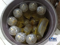 Pantauan harga minyak goreng di Pasar Rumput, Jakarta Selatan, Jumat (24/4/2026). (CNBC Indonesia/Martyasari Rizky)