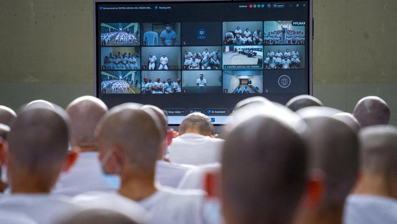 Para anggota Mara Salvatrucha, yang juga dikenal sebagai geng MS-13, menghadiri sidang terbuka oleh jaksa El Salvador terhadap 486 anggota geng tersebut, yang dituduh melakukan lebih dari 47.000 kejahatan antara tahun 2012 dan 2022, menurut pernyataan dari Kantor Kejaksaan Agung, di Pusat Penahanan Terorisme (CECOT) di Tecoluca, El Salvador, 20 April 2026.