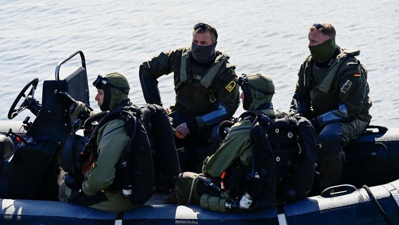 Para penyelam tempur duduk di dalam kapal saat angkatan laut Jerman, Bundesmarine, mempresentasikan kemampuan dan aplikasi penanggulangan ranjau di Kiel, Jerman, 23 April 2026.