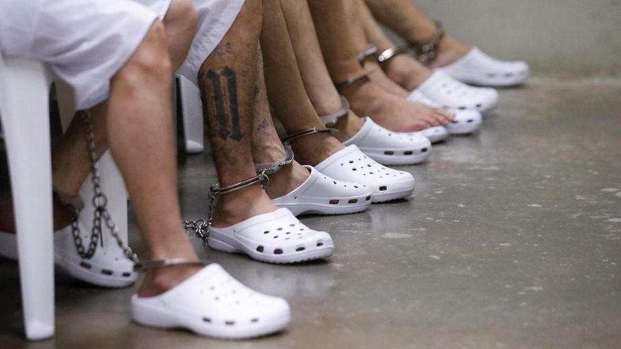 Para terduga anggota geng Mara Salvatrucha, juga dikenal sebagai MS-13, menghadiri sidang terbuka dalam persidangan massal, setelah 486 terduga anggota geng didakwa dengan lebih dari 47.000 kejahatan yang dilakukan antara tahun 2012 dan 2022, menurut jaksa, di Pusat Penahanan Terorisme (CECOT) di Tecoluca, El Salvador, 23 April 2026.