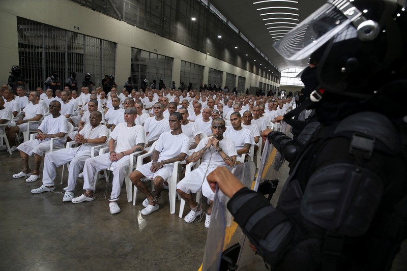 Para terduga anggota geng Mara Salvatrucha, juga dikenal sebagai MS-13, menghadiri sidang terbuka dalam persidangan massal, setelah 486 terduga anggota geng didakwa dengan lebih dari 47.000 kejahatan yang dilakukan antara tahun 2012 dan 2022, menurut jaksa, di Pusat Penahanan Terorisme (CECOT) di Tecoluca, El Salvador, 23 April 2026. (REUTERS/Jose Cabezas)