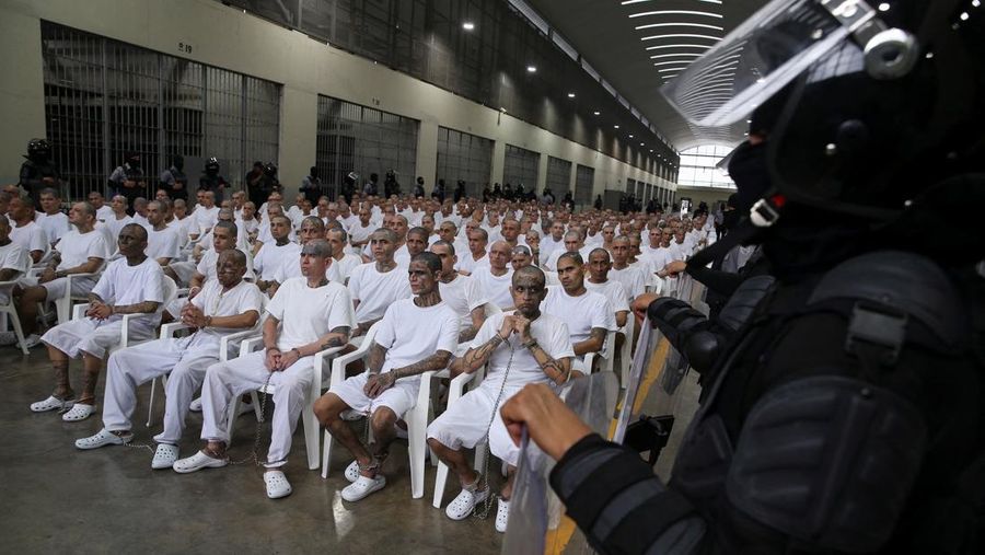 Para terduga anggota geng Mara Salvatrucha, juga dikenal sebagai MS-13, menghadiri sidang terbuka dalam persidangan massal, setelah 486 terduga anggota geng didakwa dengan lebih dari 47.000 kejahatan yang dilakukan antara tahun 2012 dan 2022, menurut
