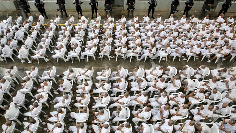 Para terduga anggota geng Mara Salvatrucha, juga dikenal sebagai MS-13, menghadiri sidang terbuka dalam persidangan massal, setelah 486 terduga anggota geng didakwa dengan lebih dari 47.000 kejahatan yang dilakukan antara tahun 2012 dan 2022, menurut jaksa, di Pusat Penahanan Terorisme (CECOT) di Tecoluca, El Salvador, 23 April 2026.