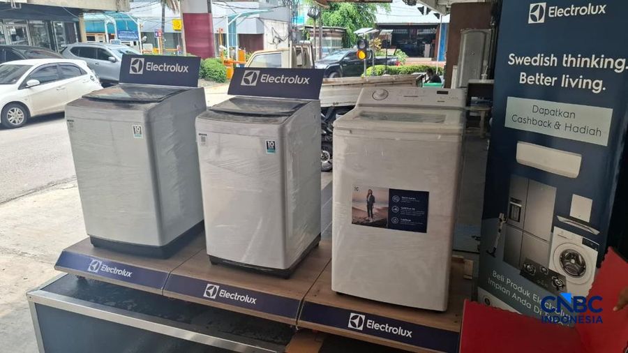 Pedagang barang-barang elektronik di Glodok, Jumat (24/4/2026). (CNBC Indonesia/Chandra Dwi Pranata)