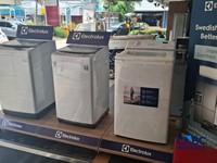 Pedagang barang-barang elektronik di Glodok, Jumat (24/4/2026). (CNBC Indonesia/Chandra Dwi Pranata)