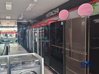 Pedagang barang-barang elektronik di Glodok, Jumat (24/4/2026). (CNBC Indonesia/Chandra Dwi Pranata)