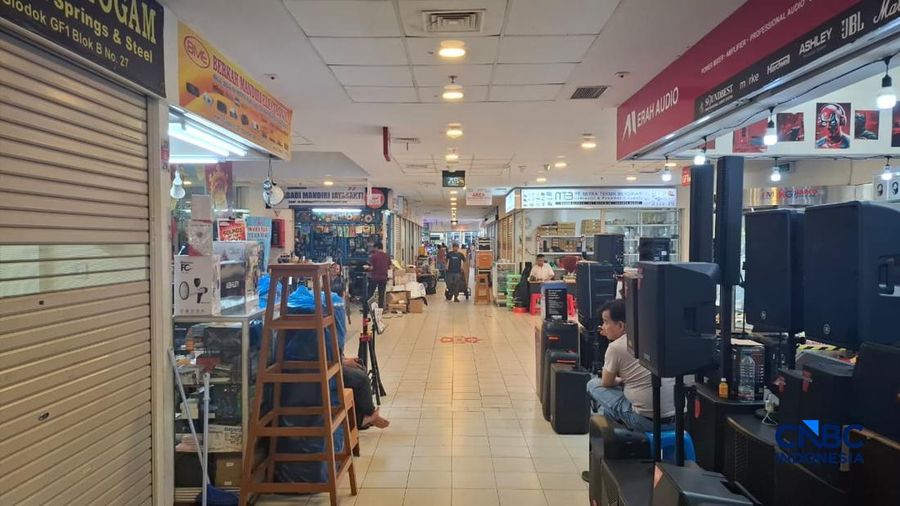 Pedagang barang-barang elektronik di Glodok, Jumat (24/4/2026). (CNBC Indonesia/Chandra Dwi Pranata)