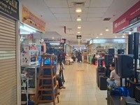 Pedagang barang-barang elektronik di Glodok, Jumat (24/4/2026). (CNBC Indonesia/Chandra Dwi Pranata)