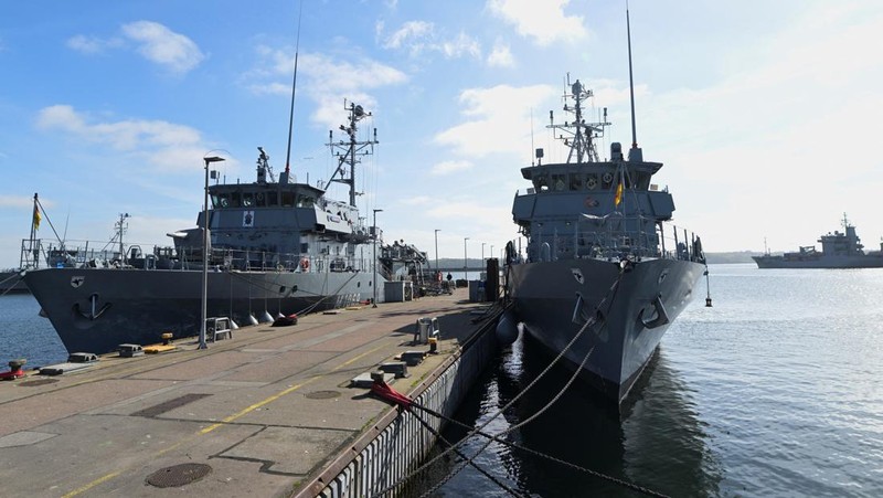 Pemandangan umum kapal-kapal di pangkalan Angkatan Laut Jerman di Kiel, Jerman, 23 April 2026. (REUTERS/Fabian Bimmer)