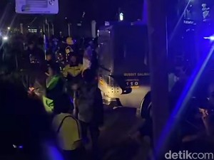 Polisi Bubarkan Bentrok Pendemo Vs Massa Ojol di Jalan Urip Sumoharjo Makassar