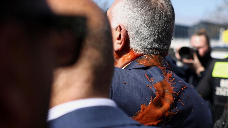 Reza Pahlavi disiram cairan merah oleh demonstran saat berkunjung ke Berlin, Jerman, pada Kamis (23/4/2026). (REUTERS/Christian Mang)