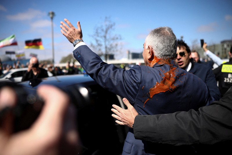 Reza Pahlavi disiram cairan merah oleh demonstran saat berkunjung ke Berlin, Jerman, pada Kamis (23/4/2026). (REUTERS/Christian Mang)