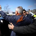 Reza Pahlavi disiram cairan merah oleh demonstran saat berkunjung ke Berlin, Jerman, pada Kamis (23/4/2026). (REUTERS/Christian Mang)