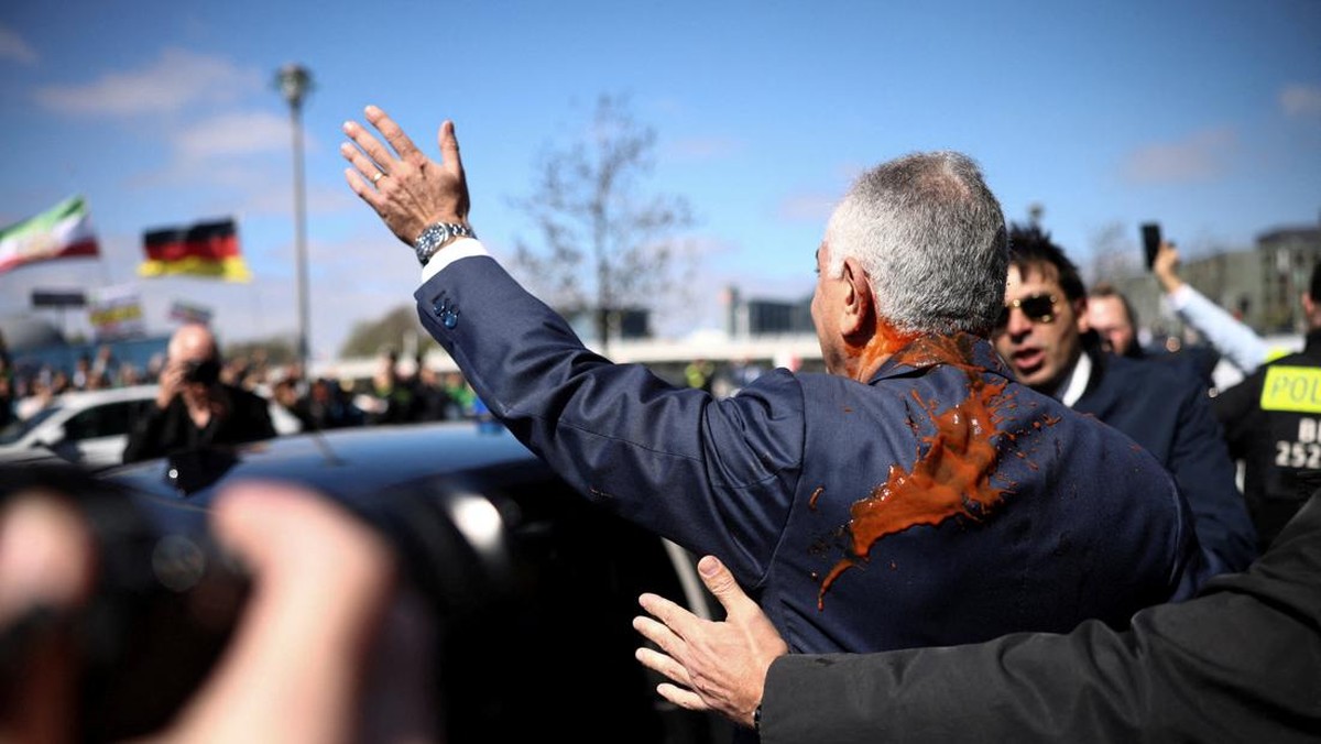 Momen "Putra Mahkota" Iran Reza Pahlavi Kena Guyur Demonstran