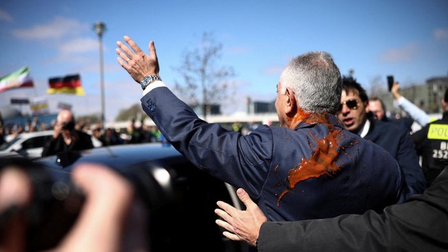 Momen "Putra Mahkota" Iran Reza Pahlavi Kena Guyur Demonstran