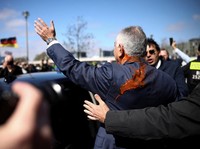 Reza Pahlavi disiram cairan merah oleh demonstran saat berkunjung ke Berlin, Jerman, pada Kamis (23/4/2026). (REUTERS/Christian Mang)