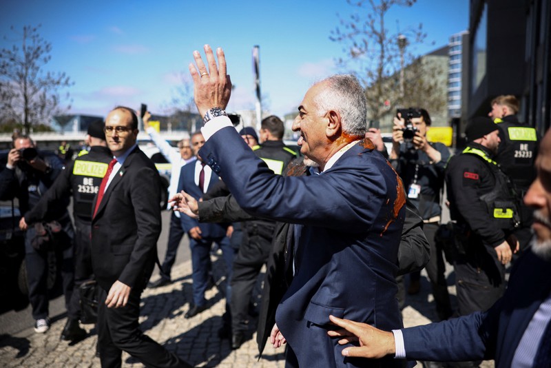 Reza Pahlavi disiram cairan merah oleh demonstran saat berkunjung ke Berlin, Jerman, pada Kamis (23/4/2026). (REUTERS/Christian Mang)